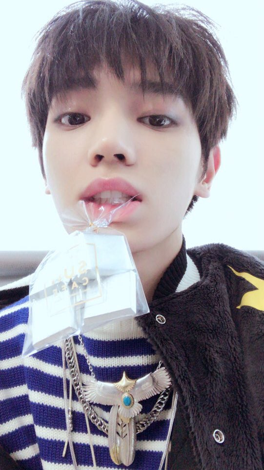 อันนี้ขอเล่าย้อน ภาพหน้าจอทรศน้องเตนล์นานมาละ ที่สงสัยว่าใช่ปากพี่แทยงมั้ย เพราะมีซองใสๆเหมือนที่พี่แกคาบ และมีสะท้อนเหมือนลายเสื้อ? ส่วนฟันเอามาเทียบกับปจบ ถ้าใช่คือน้องก็ชอบพี่เขานานแล้วแหละ สงสัยตั้งแต่ที่พี่เขามาถามว่า สวัสดี ฉันดูเป็นไง แล้วมั้ง