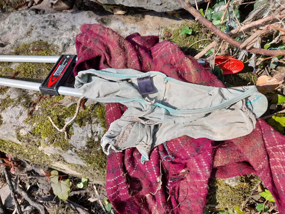 Picking the litter...finding the knickers.🩲

Parents! Teach your kids the importance of not dropping their litter (or their knickers) by the river 
@kwtbridgend #LitterChampions
