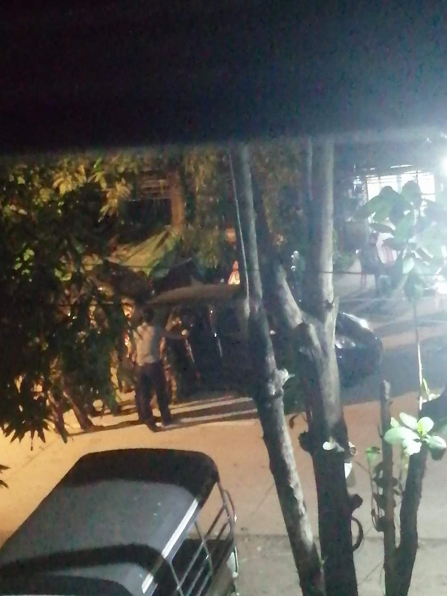 zuu_no's tweet photo. Tonight in #BoMinYaung road, #NorthDagon, the terrorist group violently beat, interrogated, and abducted a young man.
#Apr10Coup
#WhatsHappeningInMyanmar
#IssueInterimConstitution https://t.co/QaaYwctMzp https://t.co/tI2XfXwT8S
