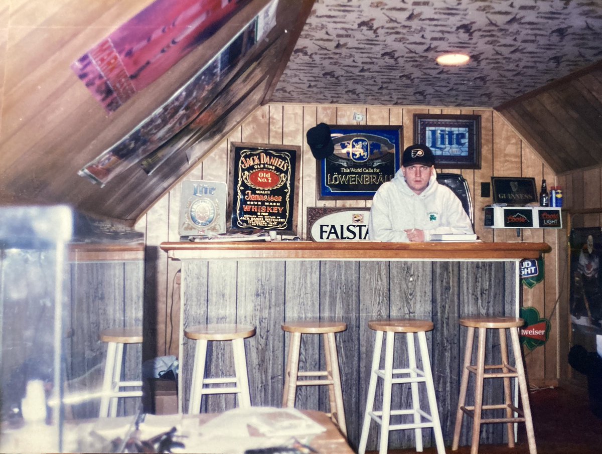 RearAdBsBlog's tweet photo. Having a bar in my bedroom at college was pretty sweet. #DoogsTavern https://t.co/1XoyiuEyFa
