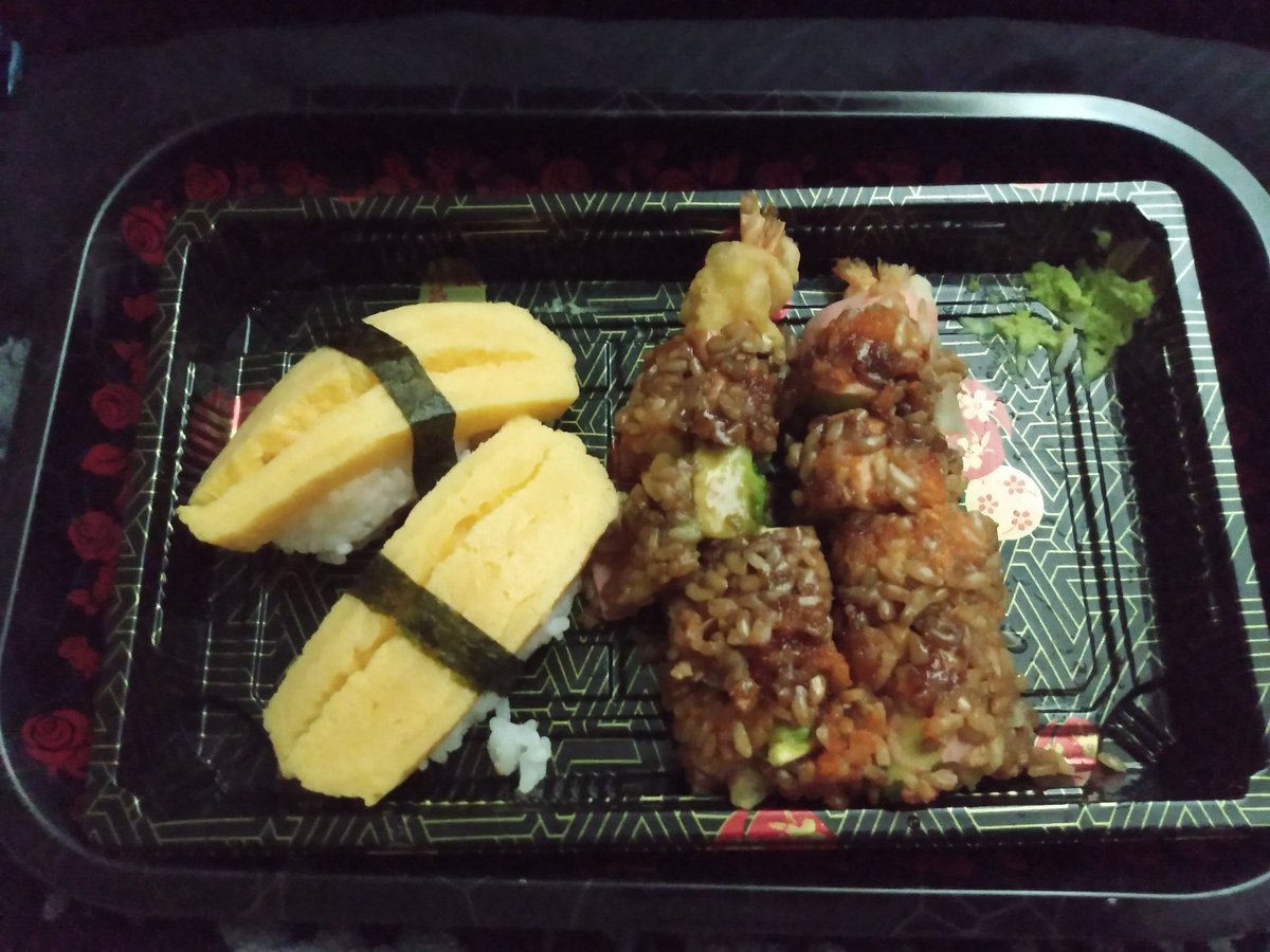 LadyPanda13's tweet photo. I was a happy vampire last night. Omelet nigiri, crunchyrolls, and Bienenstich cake. #sushi #WildWok #Germancake https://t.co/Wd0twCix4I