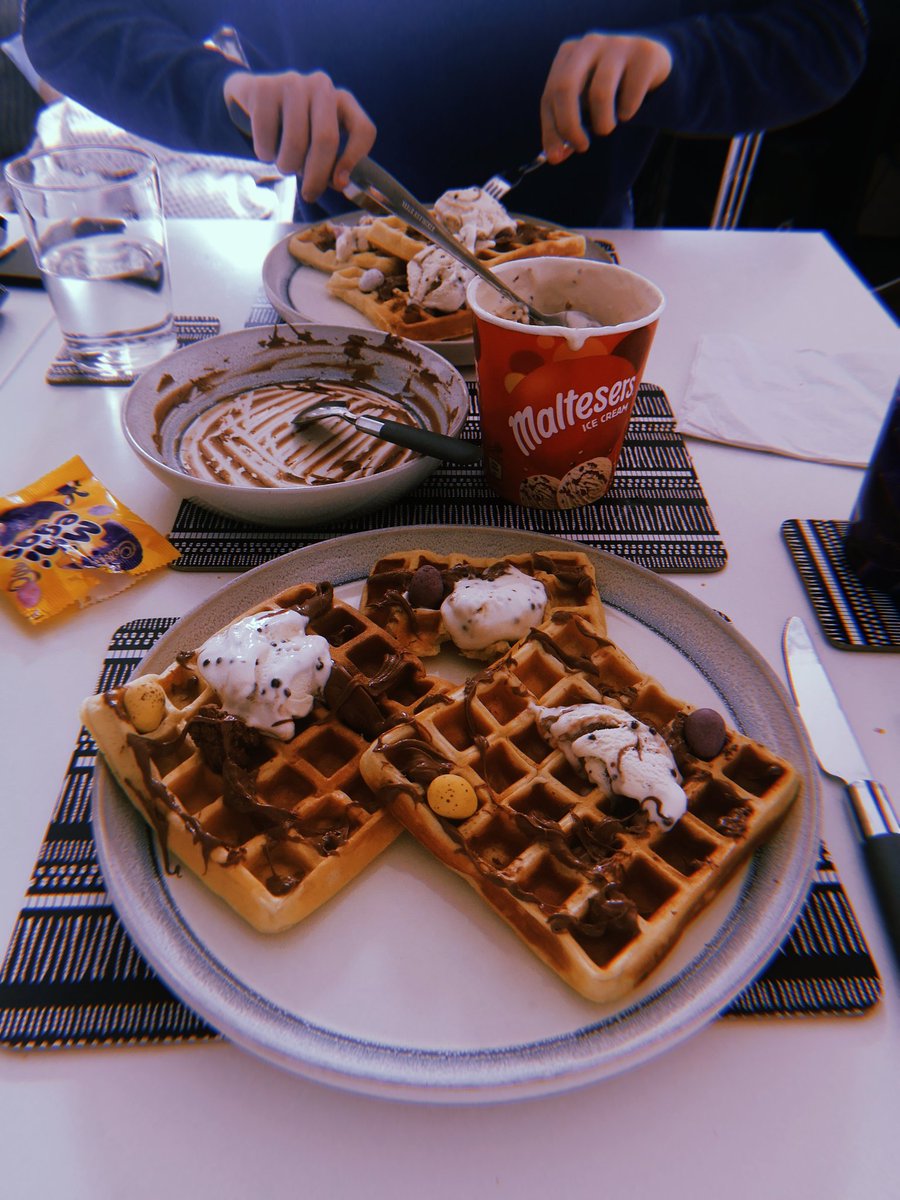 Oh don't mind me, I'm just over here being the queen of aesthetically pleasing waffles
