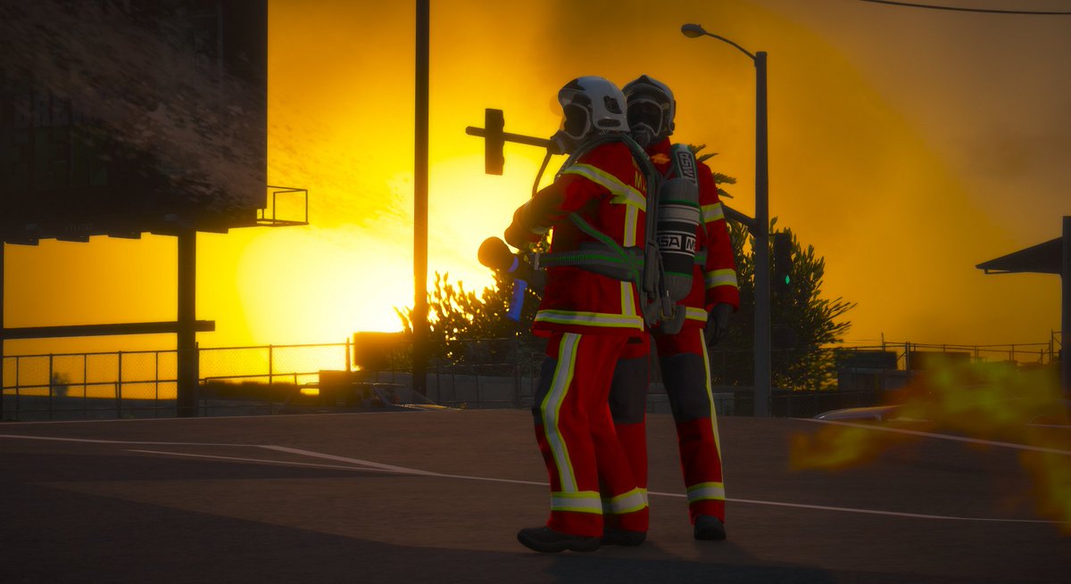 Après énormément d'intervention, Plusieurs monter en grade . Me voici maintenant Chef d'équipe incendie sur la photo. Alalalala enfin la lance pour moi 😋