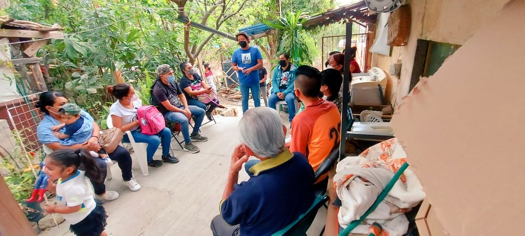 Encuentro_Ciuda's tweet photo. Un gusto conversar con la #FamiliaEncuentroCiudadano, y a la vez contribuir en la #EconomiaFamiliar de las #JefasDeFamilia, continuamos fomentando acciones de #AutoEmpleo y #AutoConsumo, programa #HuertosUrbanosFamiliares; Feliz #FinDeSemana 
#EsLaHoraDelCiudadano!!! https://t.co/Nf6vTbElfs