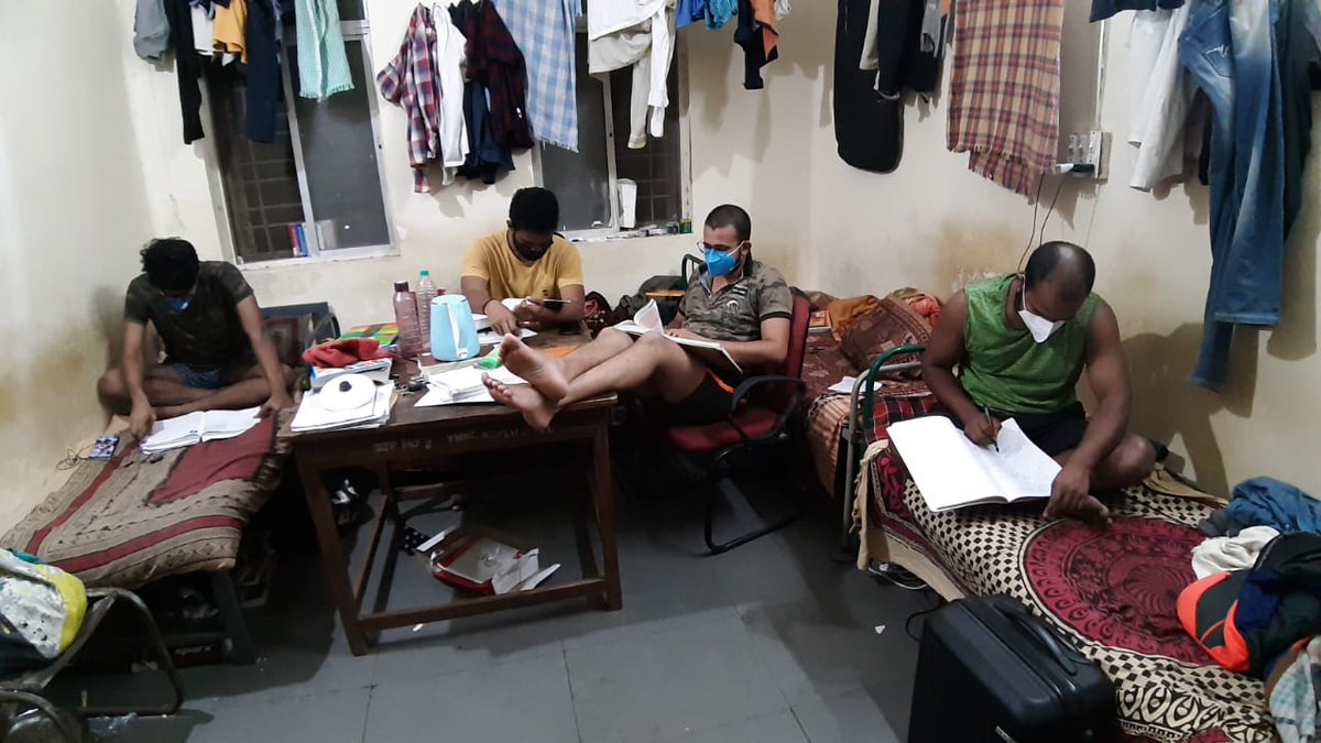 ShubhadeepPT's tweet photo. University म्हणते की आम्ही सर्व प्रकारची काळजी घेऊन विद्यार्थ्यांसाठी परीक्षेसाठी covid मुक्त वातावरण तयार करू. ही सर्व काळजी तुम्ही exam centre वरती घ्याल हो पण विद्यार्थी hostel मध्ये तर एकत्रच राहणार आहेत ना त्याच काय!! (कमीत कमी 1 महिना तरी प्रॅक्टिकल + theory) https://t.co/arXysaqJAM