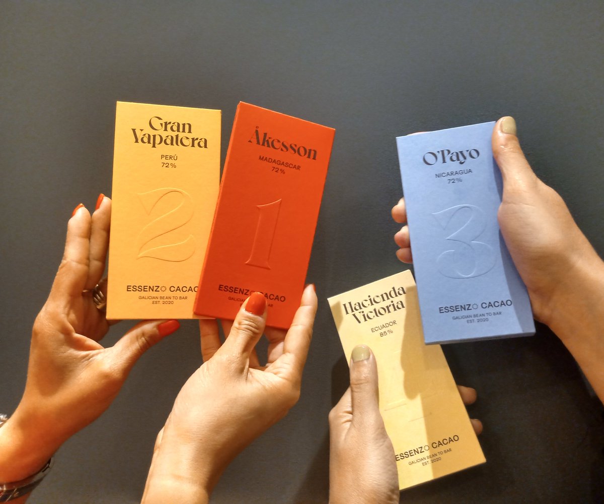 nereachocolate's tweet photo. #Essenzo, nuevo #beantobar en el panorama del #chocolate español. Su creador, Guillermo Villafañez, no procede de la pastelería ni de la chocolatería, como otros #beantobareros. Con obrador en Culleredo, A Coruña, ha elaborado 4 tabletas que ha vendido por completo nada más👇🏾 https://t.co/hIOzOQ3lbG
