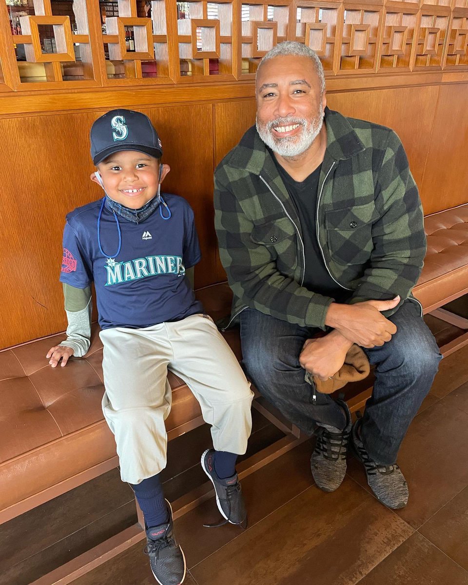 How cool my kids first game and he meets a Yankee legend!!! Still a Mets fan but this was so cool!!! #berniewilliams #baseball4life
