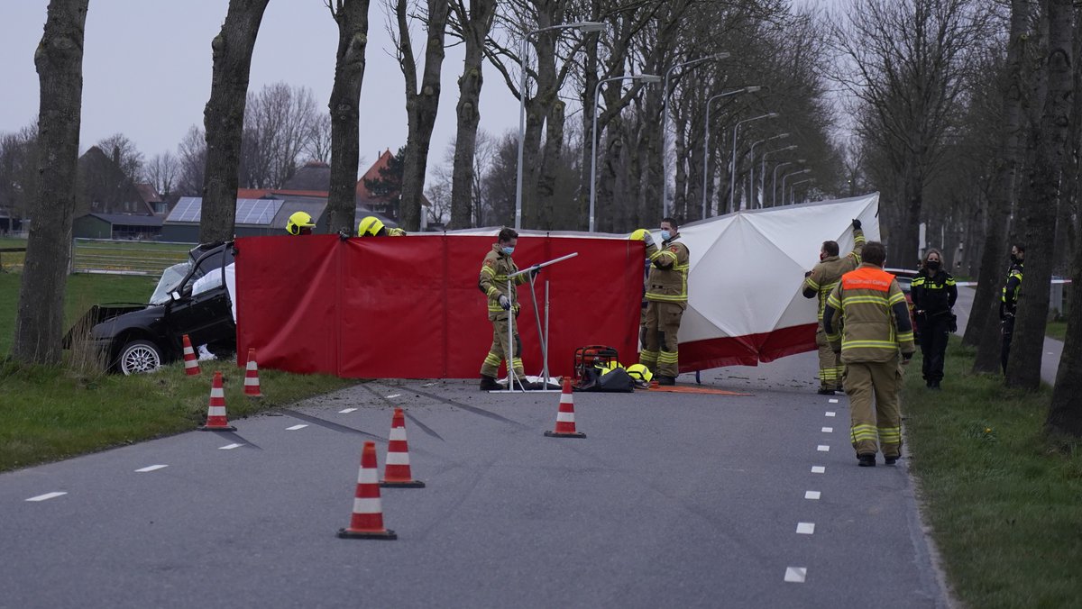 WOGNUM - Bij een eenzijdig verkeersongeluk op de Nieuweweg tussen Wognum en Benningbroek is vrijdagavond een 31-jarige automobilist om het leven gekomen .  #glocalmedia #112nieuws #westfriesland.