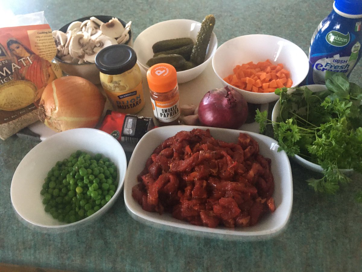 CiaranALynch's tweet photo. Tonight’s #lockdownlockin #lockdowndining .... #BeefStroganoff &amp; #SavouryRice #30MinuteDinner https://t.co/h9lcts4skr