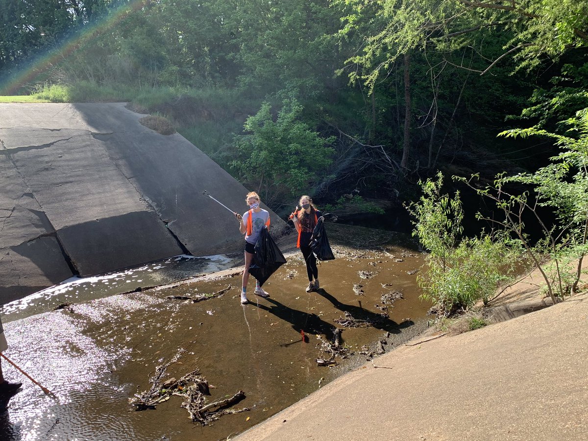 Early this morning, the junior and sophomore classes picked up trash and redid a flower bed at Rose Rudman as a part of their energy and environment projects this semester! Great work guys!! @EastTexCraw <a href="/TLRedRaiders/">Tyler Legacy High School</a>