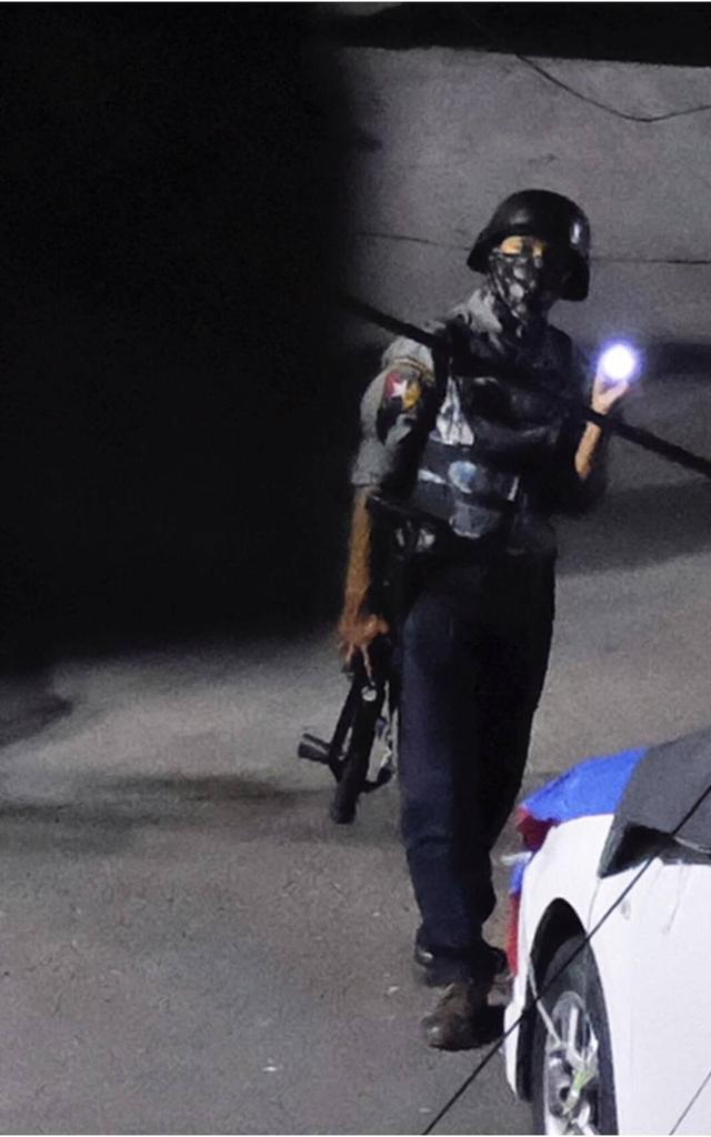 Terrorists torching with flashlight to civillians' houses in Tamwe, between 152 street and Bago Street tonight. Terrorists are deploying all around the country both days and nights and threatening civillians.

#Apr10Coup
#WhatsHappeningInMyanmar
