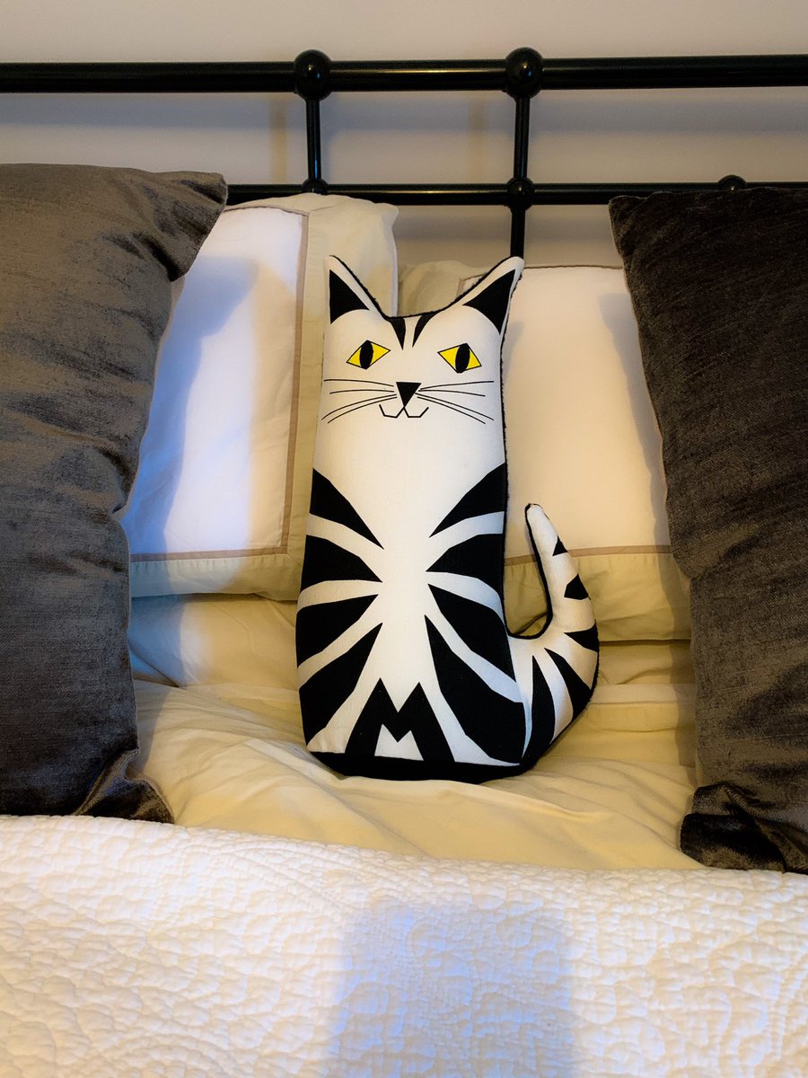 lovecuddlecat's tweet photo. A hug before bedtime. #mycuddlecat #catgift #blackandwhitecat #catlovers #interiors https://t.co/uqYQzpcEMI