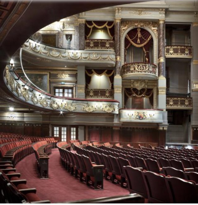 MattHemley's tweet photo. Had a tour of Drury Lane late last year &amp; it’s phenomenal what has been achieved there. The place is stunning &amp; the in-the-round aspect is astonishing. Plus I got to try out seats in various locations &amp; can confirm - as a v tall person - the legroom is amazing! It’s a beauty ❤️ https://t.co/IQPqRNWGFc