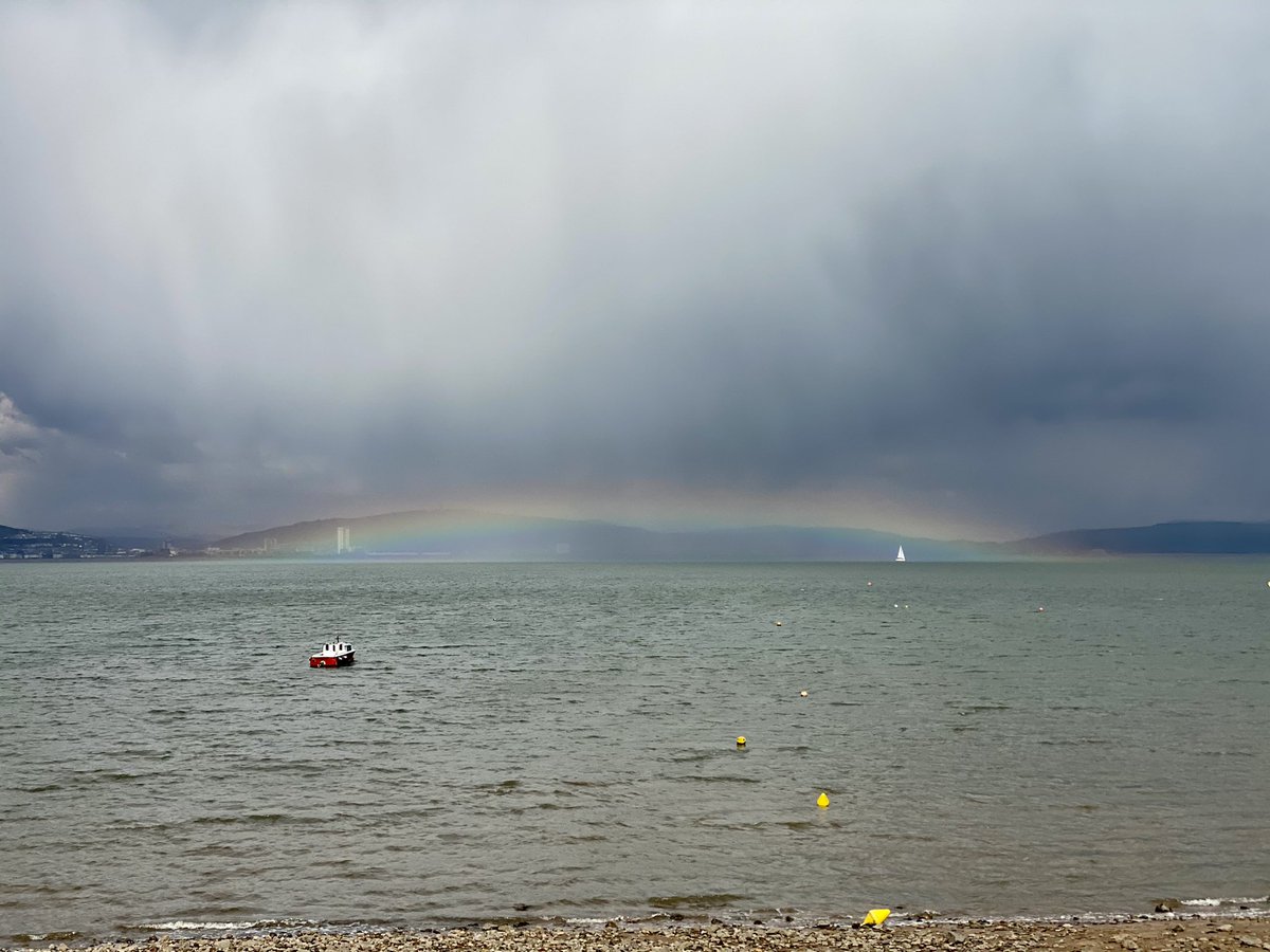 “Somewhere...errr, along the rainbow...”🎶🌈 #mumbles #swanseabay <a href="/DerekTheWeather/">Derek Brockway - weatherman</a>