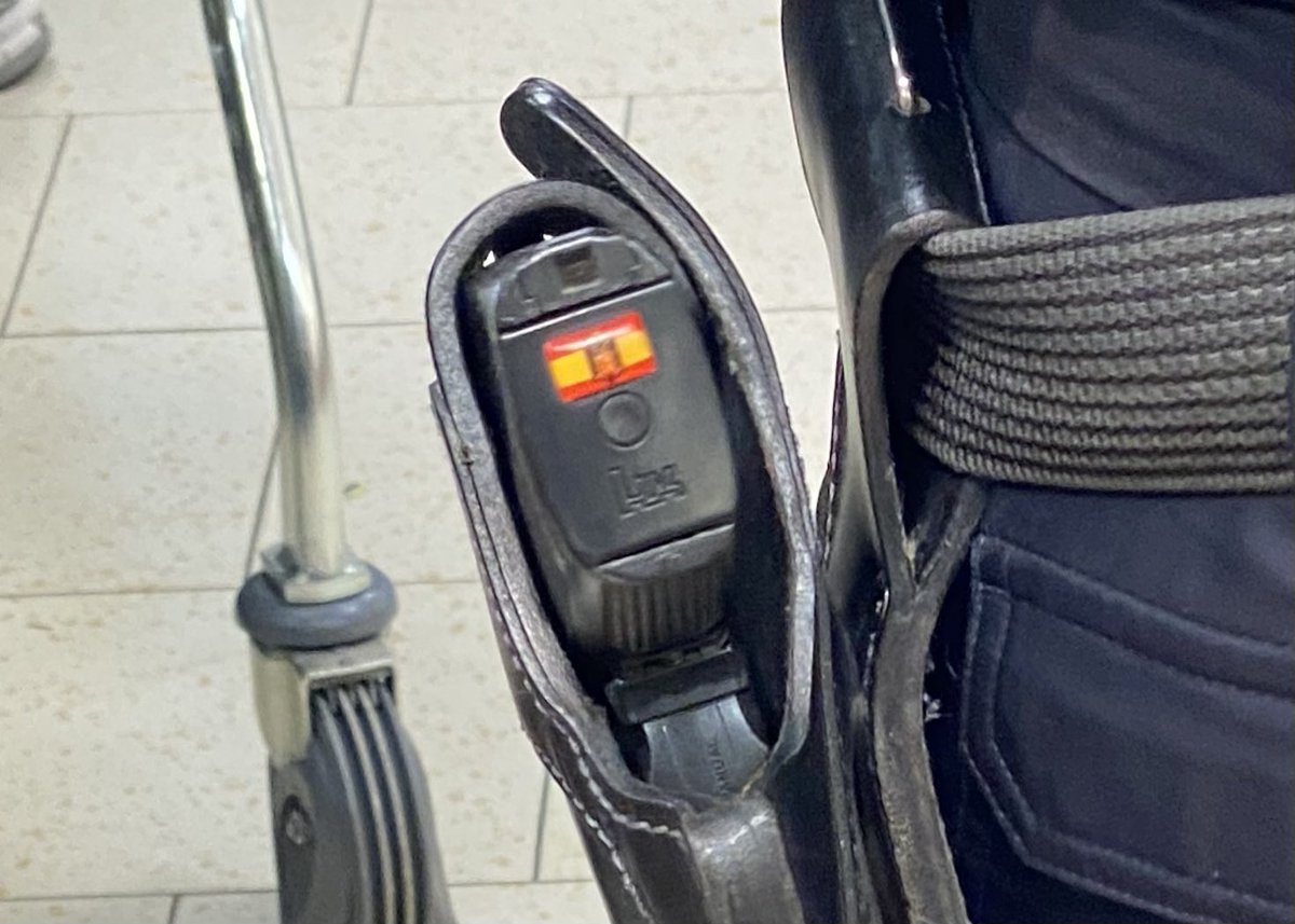 Miquel_R's tweet photo. Barcelona. Un agente de la @policia Nacional con una bandera franquista en la pistola. 

Foto de @Gudari75 https://t.co/MHq4QNa9ro