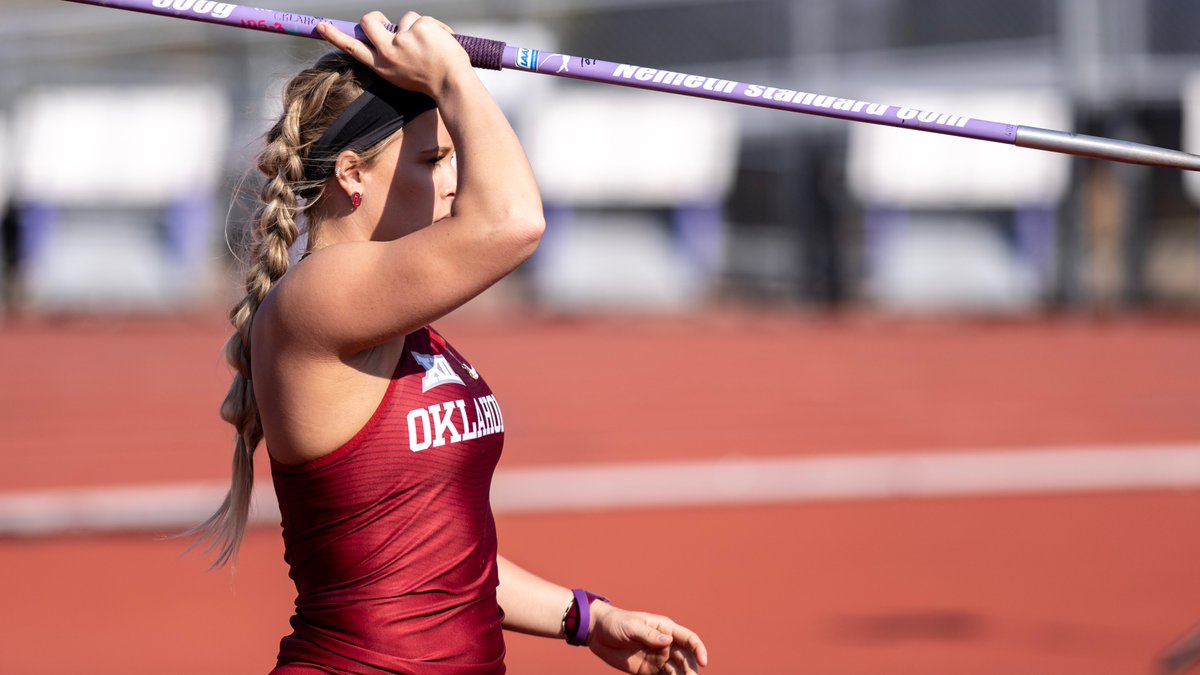 OU_Track's tweet photo. Let's Go, 𝙆𝙖𝙮𝙡𝙖

@kkurtzy earns the women's javelin throw 𝙙𝙪𝙗, throwing 43.83 meters!

#BoomerSooner ☝️💨 https://t.co/fKYZGpqAY8