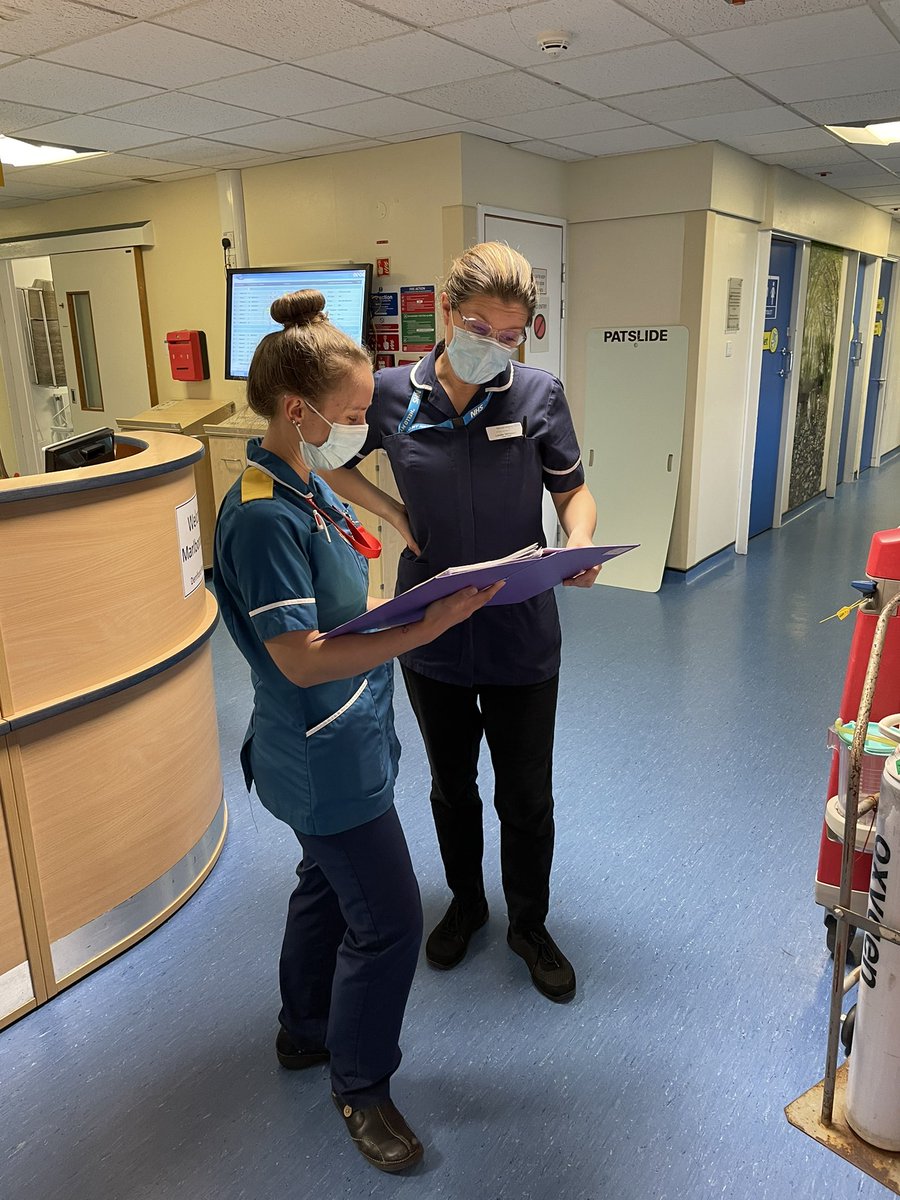 FowellDaniel's tweet photo. @PUhpt @WeNursingAssocs @HenriettaFergu1 @JackieW48651260 @BevAllingham @PlymUni @SandyKnowlesUoP @UHP_NHS So lovely seeing 2nd year TNA Tina olive in her final rotation . Leadership and management . Working in teams . Patient centred care. Well done Tina . https://t.co/oPvg1QFbFc