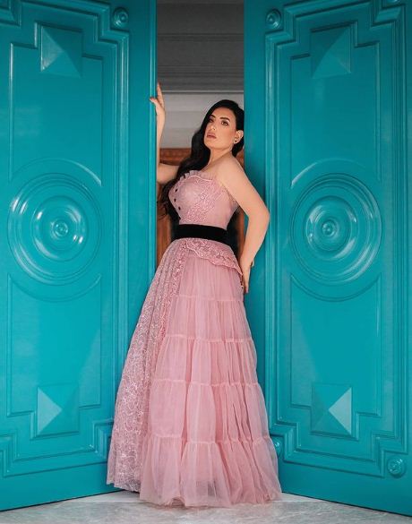 بوابة الوفد عبير صبري تتألق بفستان باربي.. ومتابع المادة الخام للستات