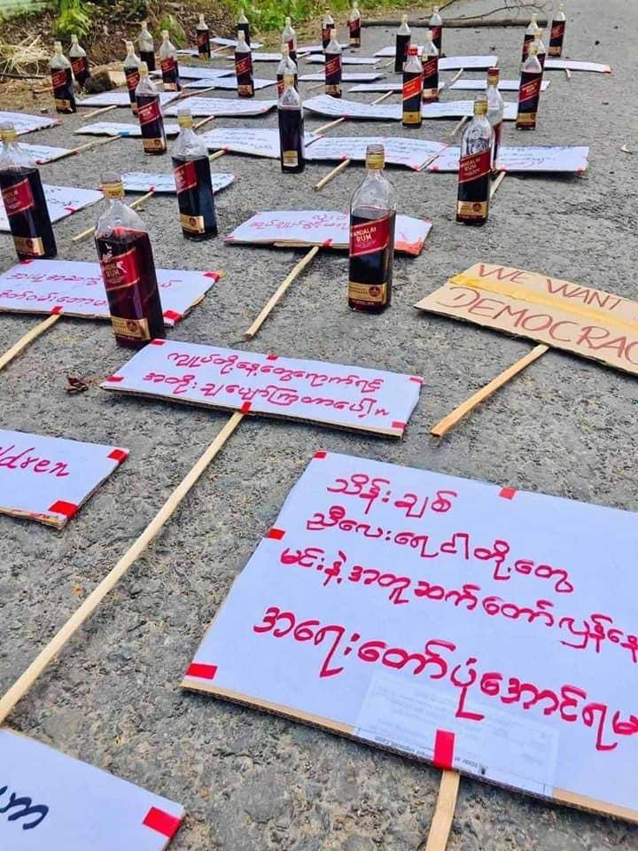 SweZinWin87's tweet photo. Drinkers boycott at Nyaungshwe City.
ELECTED CRPH
#WhatsHappeningInMyanmar 
#Apr10Coup https://t.co/TgMc3ummpO
