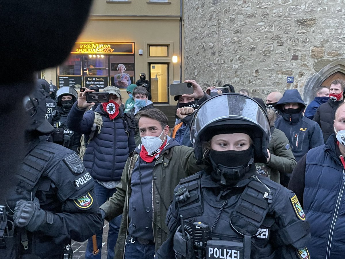 valentinhacken_'s tweet photo. 1947 Die Cops lassen Neonazi Sven Liebich und seine Leute unmittelbar dort stehen, wo die angemeldete Kundgebung des Offenen Antifaplenums stattfinden soll – umgekehrt hätten die Leute schon lange Platzverweise. #hal1004 https://t.co/P92ZjZWXY6