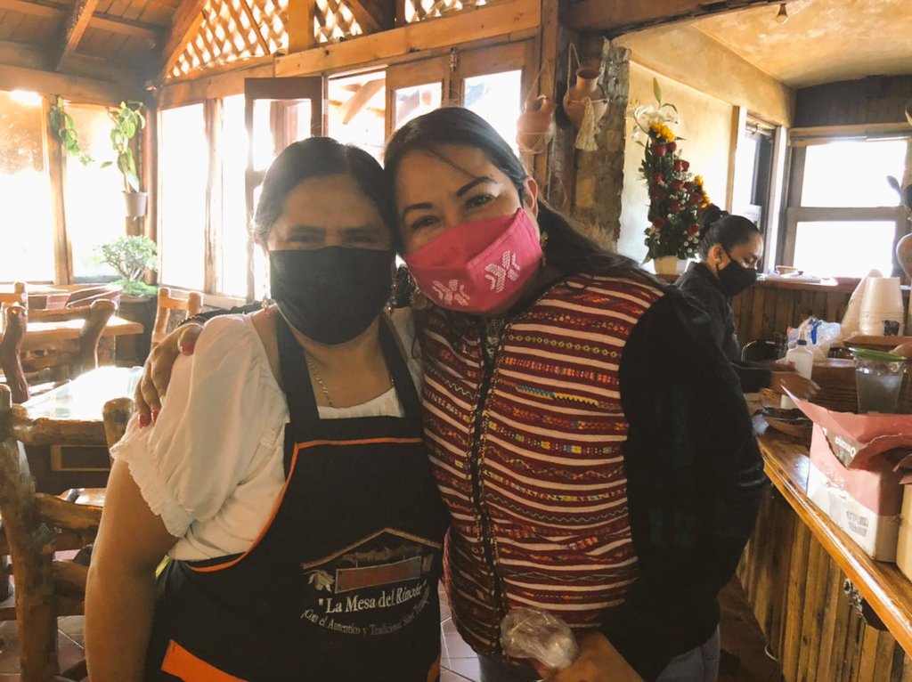SalomeMtzS's tweet photo. Me encuentro en la Heroica Ciudad de Tlaxiaco y visitó a mi gran amiga Zoila Palacios dueña del restaurante "La Mesa Del Rincón Tlaxiaco", para almorzar una deliciosa Barbacoa acompañada de su deliciosa masita. ¡Que delicia!

¡La Ola Rosa nadie la para! https://t.co/1HAiNUFgqq