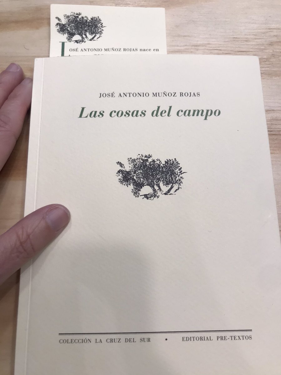 Besadmelamano's tweet photo. El hombre que no trata más que a los olivos y que es ya casi un olivo. Cuando los va talando les habla, les explica por qué hay que cortar esta rama, por qué hay que remeter aquélla, por qué hay que perdonar esa otra. Brazos, piel, ojos, son de olivo: color de olivo los ojillos. https://t.co/FSMolIyaNa