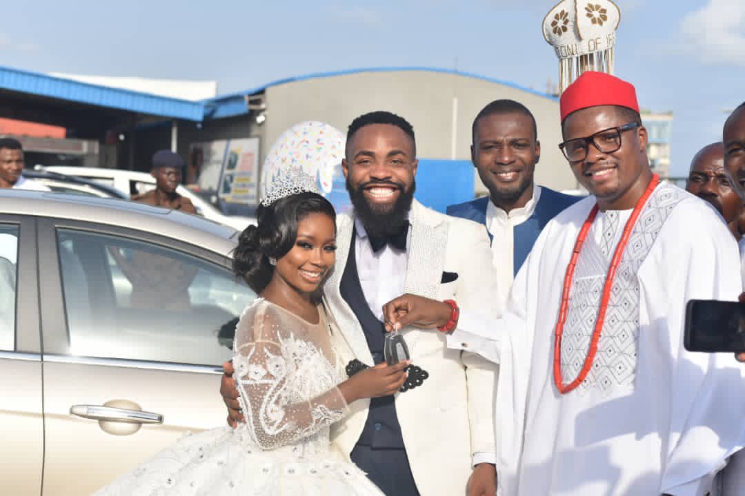 olorunsheyi's tweet image. Today we celebrate our amazing brand ambassador @OfficialArole as he gets married to his heartthrob. We wish him a lifetime of love and happiness

We @pertinencegroup celebrate him by gifting him a beautiful car, and we wish him a blissful marital journey ahead #PertinenceCarGift