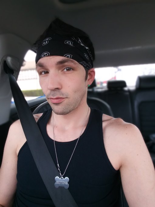 2 pic. Pup LOVES car rides! ? https://t.co/q1cUMlcD9V