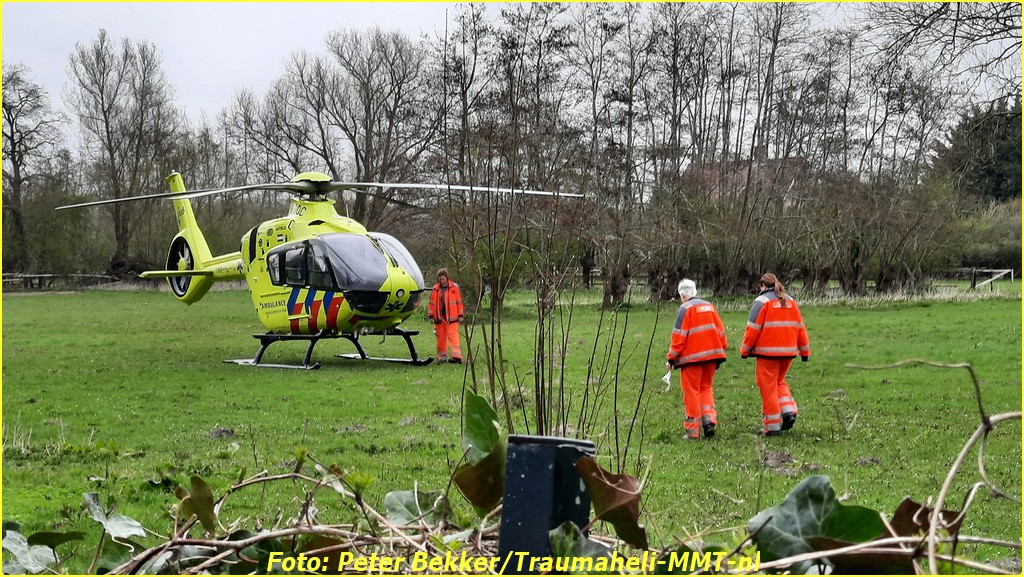 Lifeliner2 landt in Rockanje voor melding reanimatie ..