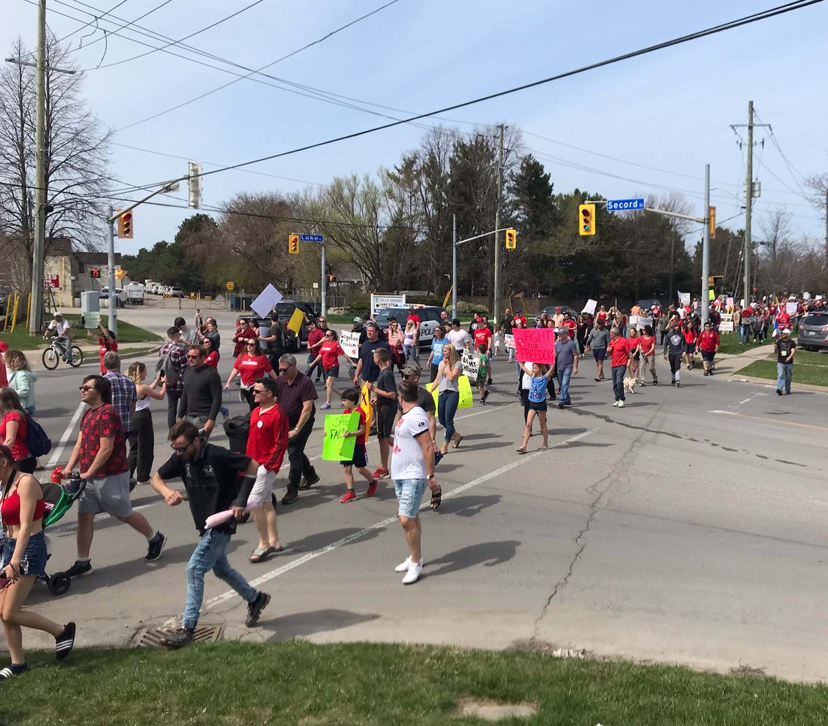 Anti-lockdown rally happening on Lake St, featuring with disinformation about vaccines, masks, and the virus. Among the speakers is West Lincoln Mayor David Byslma. No masks. No social distancing. No enforcement by  @NRPublicHealth or  @NiagRegPolice follow  @bill_standard for more.