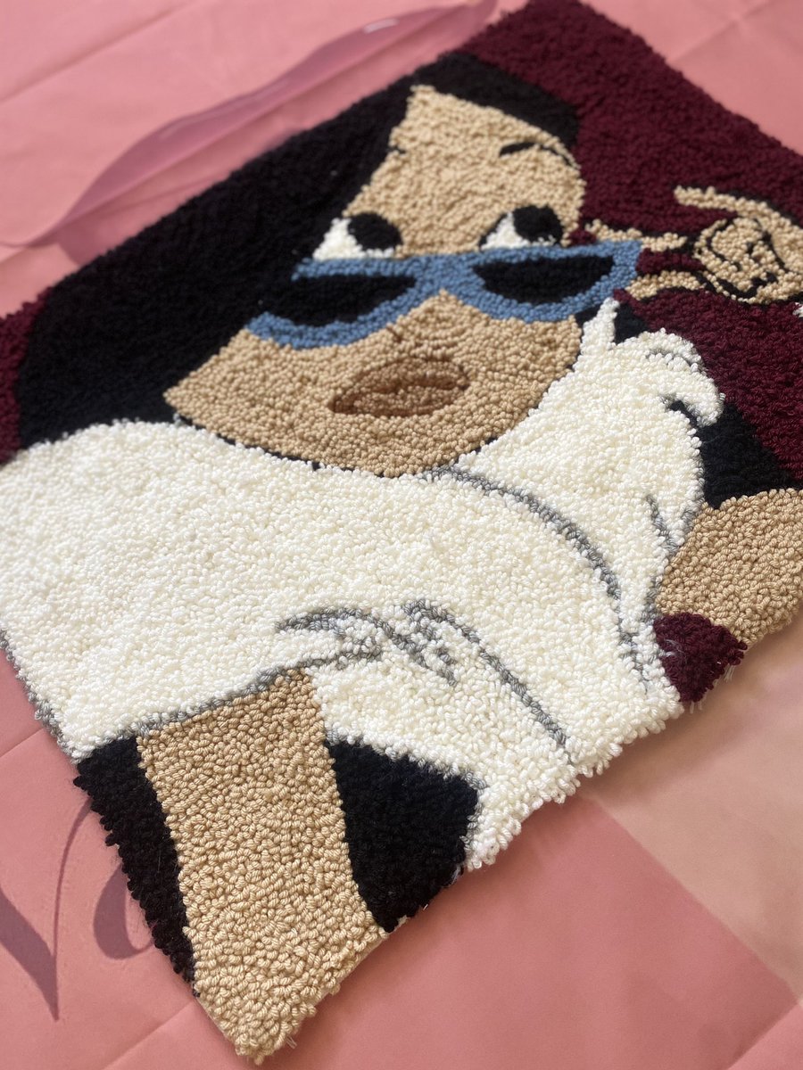 Hey everyone! I’m a small Black owned business and I am starting commissions for rugs 🦋 a RT would help me out a lot 

My art page is @ nowthatsjuicyy