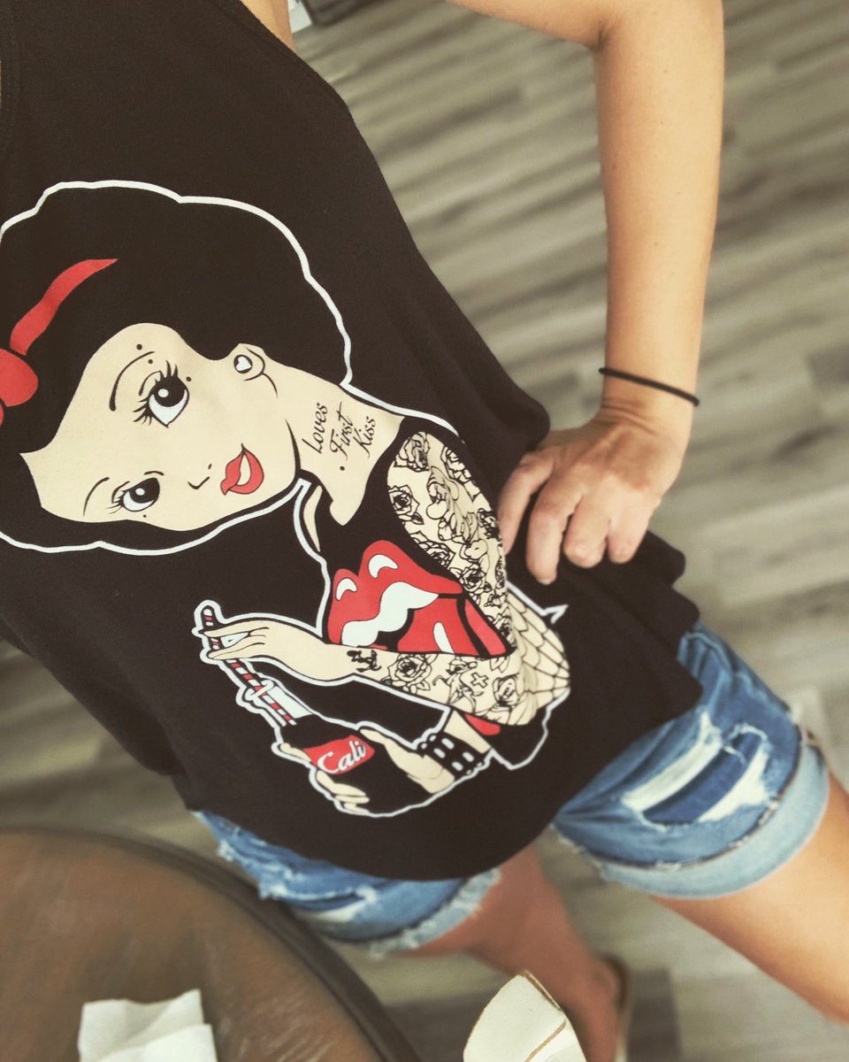 I absolutely adored this tank I found on my Vegas trip! It was calling to me even tho I have no tattoos I love the art behind this ☺️❤️💋 Loves First Kiss #SnowWhite #SaturdayVibes #vegas #LinkInBio