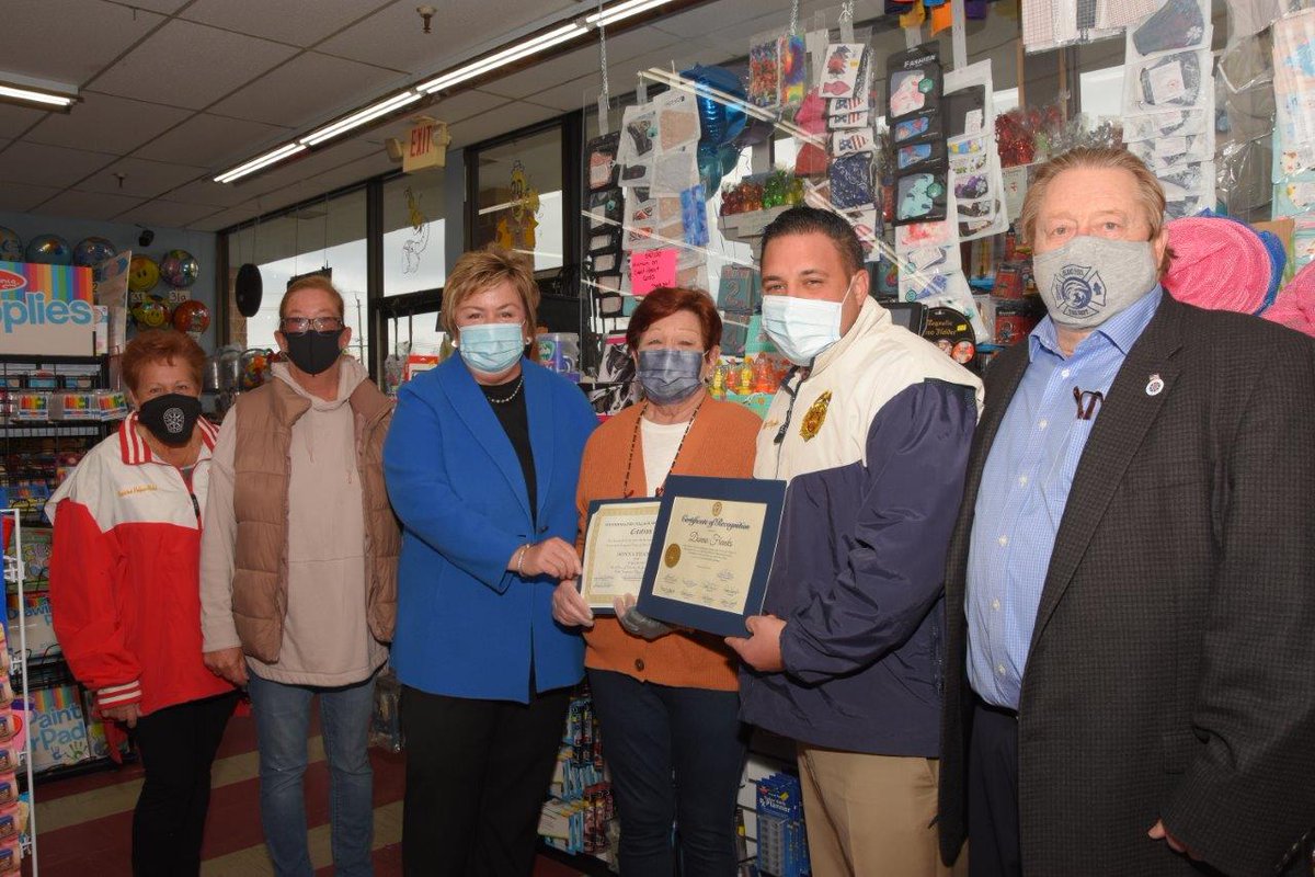 Today marks the end of an era @IslandParkNY. After 30yrs, Donna Franks spent her last day at Shanes Family Variety. Clerk Murray & I joined Mayor McGinty, Trustees Naudus & Ried to wish her well & say thx for always being a smiling face, helping hand & caring friend.