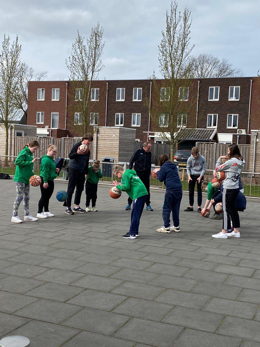 Peatminers's tweet image. Wat een plezier en mooie opkomst vanmorgen bij de training van de G(ouden) Basketballers. Iedere zaterdagochtend van 11.00-12.00 uur basketbalveldje bij de Weemelanden 
Meer weten check peatminers.nl/de-vereniging/…
#Iedereendoetmee #wijzijnpeatminers #basketbal #Vriezenveen