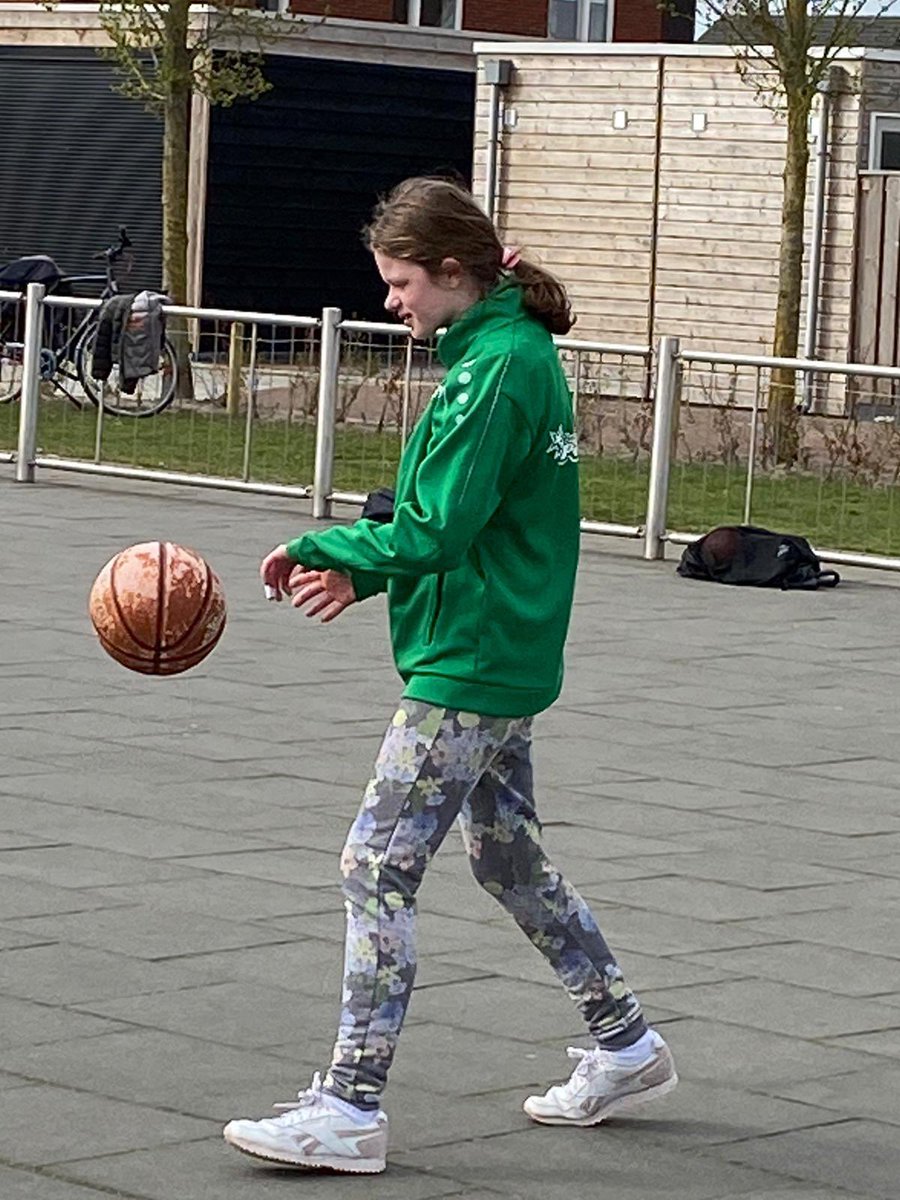 Peatminers's tweet image. Wat een plezier en mooie opkomst vanmorgen bij de training van de G(ouden) Basketballers. Iedere zaterdagochtend van 11.00-12.00 uur basketbalveldje bij de Weemelanden 
Meer weten check peatminers.nl/de-vereniging/…
#Iedereendoetmee #wijzijnpeatminers #basketbal #Vriezenveen