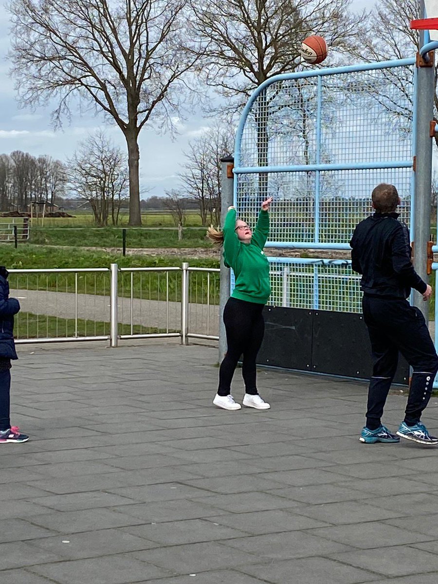 Peatminers's tweet image. Wat een plezier en mooie opkomst vanmorgen bij de training van de G(ouden) Basketballers. Iedere zaterdagochtend van 11.00-12.00 uur basketbalveldje bij de Weemelanden 
Meer weten check peatminers.nl/de-vereniging/…
#Iedereendoetmee #wijzijnpeatminers #basketbal #Vriezenveen