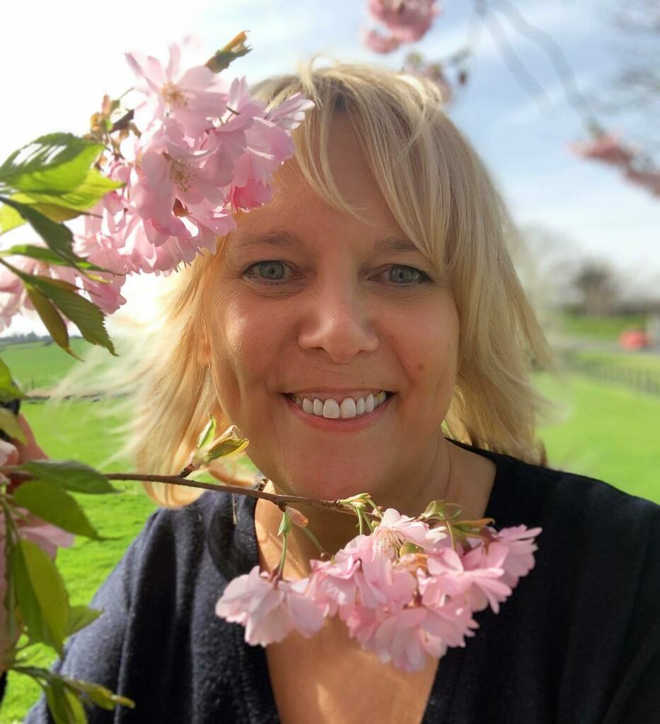 More days like this please! Grappling with the blossoms in the glorious spring sunshine, 🌸 can you guess who won?
.
#myseasonalstory #spring #blossomwatch #itsthelittlethings #myquietbeauty #chasingseasons #caughtflowerhanded #styleithappy #welcomesp… instagr.am/p/CNfszUlh69c/