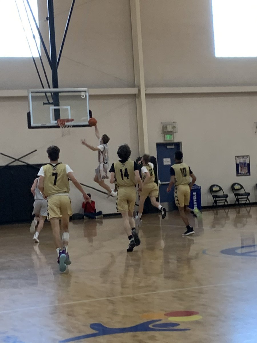 PrepHoopsCO's tweet photo. Zach Bowen with a dunk for Colorado Collective in their noon game. #PHSpringKickoff 

@rybo40 has another son that rocks No.40 and is having a solid performance. @PHCircuit https://t.co/t57KRNbIyX
