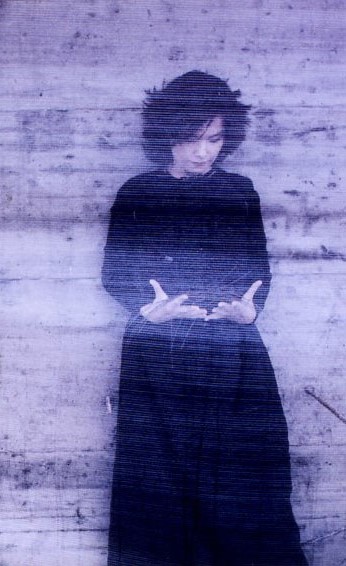Philippezeblack's tweet photo. Björk

📷Harry Borden 1998 https://t.co/pZPK6pkXof
