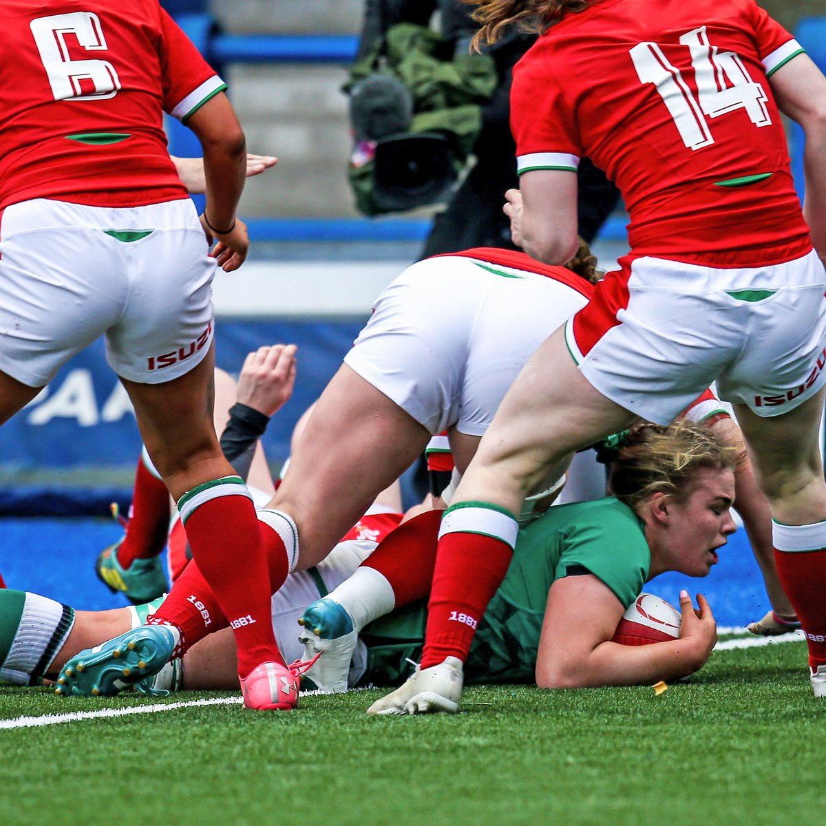 Munsterrugby's tweet image. 🤗Congrats @IrishRugby ☘

A great start for Ireland Women defeating Wales 45-0 in Cardiff 👏

Eimear Considine - 2 tries 🏃‍♀️
Dorothy Wall - 1 try 💪
Emily Lane - Debut 🥳 

#WomensSixNations #WALvIRE #ShoulderToShoulder

#SUAF 🔴