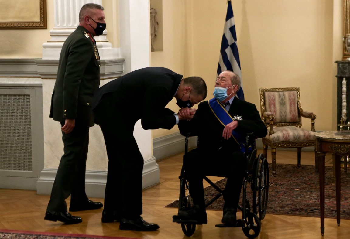proedrikifroura's tweet photo. «Η τελευταία επιθυμία μου, είναι να φύγω ξυπόλητος από τη ζωήν, πεινώντας, όπως ξεκίνησα στην αρχή»
Αποχαιρετούμε και ευγνωμονούμε για πάντα τον ευεργέτη ευπατρίδη 🇬🇷Ιάκωβο Τσούνη.🇬🇷 https://t.co/rFqA70RB5M