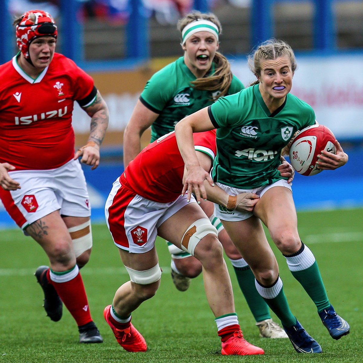 Munsterrugby's tweet image. 🤗Congrats @IrishRugby ☘

A great start for Ireland Women defeating Wales 45-0 in Cardiff 👏

Eimear Considine - 2 tries 🏃‍♀️
Dorothy Wall - 1 try 💪
Emily Lane - Debut 🥳 

#WomensSixNations #WALvIRE #ShoulderToShoulder

#SUAF 🔴