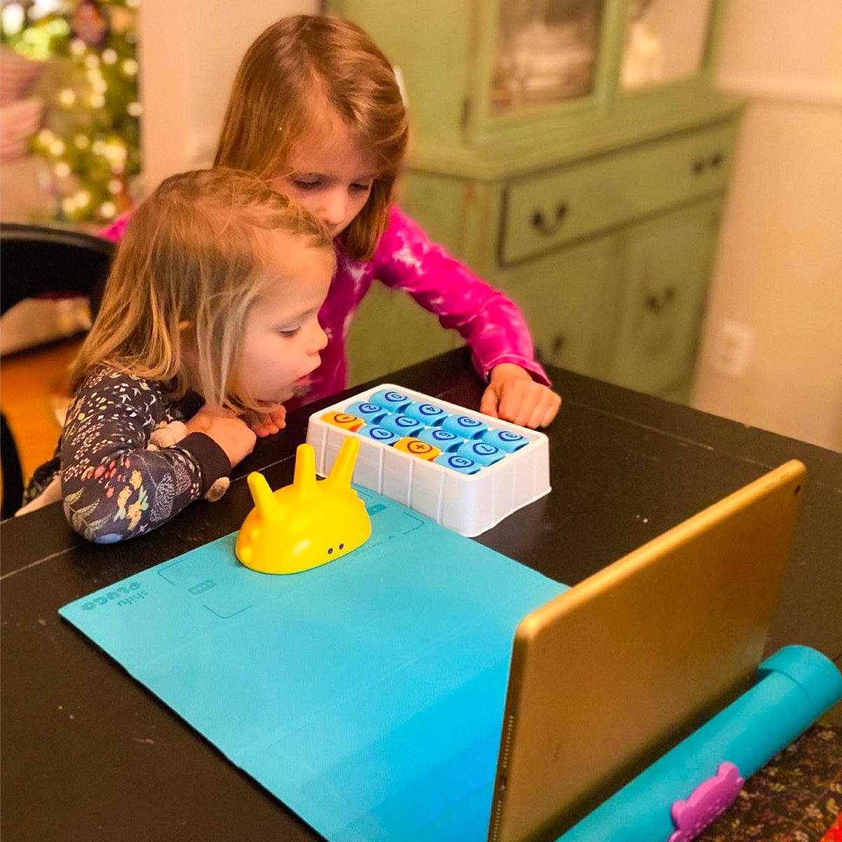 PlayShifu's tweet photo. 🤫 We don't want to disturb this peace and tranquility at any cost. They might enjoy playing our games together but let's not jinx it! 🤞

As for you, say hi to your sibling today!

#nationalsiblingday #playshifu #StemwithPlugo #travelwithorboot https://t.co/rNJZ2S1EYH