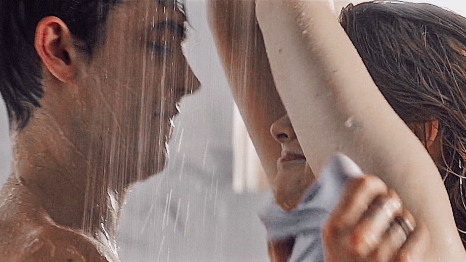 My tl is full with gifs of the shower scene, as it shouldpic.twitter.com/vs...