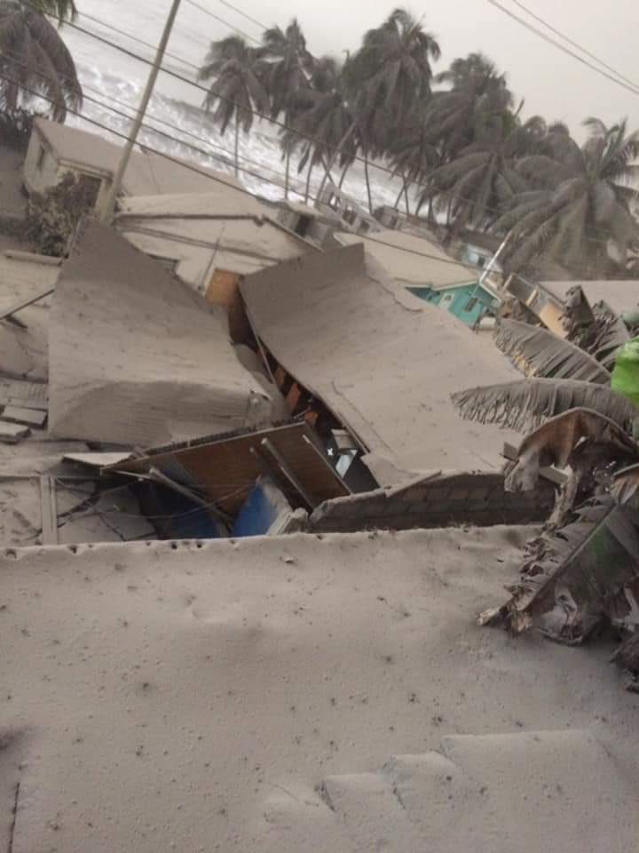 JBradshaw01's tweet image. It’s barely making the news here but there was a major volcanic eruption in St. Vincent forcing over 16000 people to evacuate in the hardest hit areas. Even in parts of Barbados ash is falling like snow. And yes, they’re still dealing with COVID too.