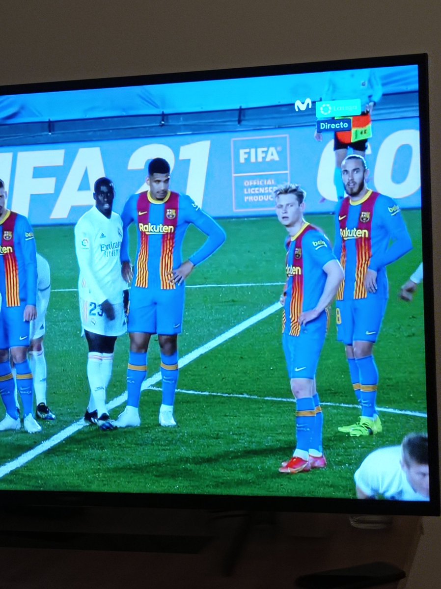 Eusaiak's tweet photo. Mirant el Barça després de 10 anys. On és l'Iniesta i el Puyol? I el Xavi????? Qui són aquests senyooors ON ES EL TIKI TAKA https://t.co/qlARXSfEMp