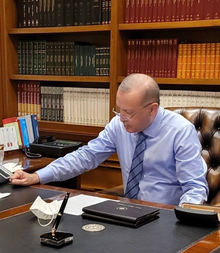 Gençler, kimin ülkesi için 24 saat durmadan çalıştığını; kimlerin de kendi çıkarından başka bir şey düşünmediğini gayet iyi biliyor, görüyor. #GayretineŞahidizErdoğan