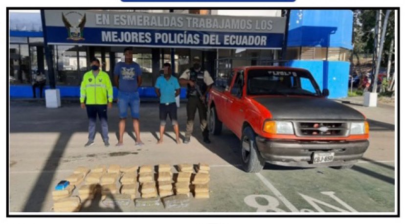 CONTRA EL NARCOTRÁFICO👊

Aprehendimos a dos ciudadanos, quienes transportaban 50 000 gramos de marihuana, la sustancia estaba oculta en el doble fondo de un vehículo, en #Esmeraldas.

#DirAntidrogas
#ServirYProteger