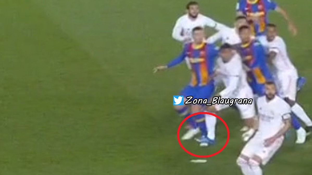 Zona_Blaugrana's tweet photo. Penalti de Casemiro a Lenglet no señalado, el brasileño pisa al francés dentro del área y Gil Manzano pita falta a favor del Real Madrid, min 18 con 1-0 en el marcador. #ElClásico https://t.co/cXJhmQRvkx