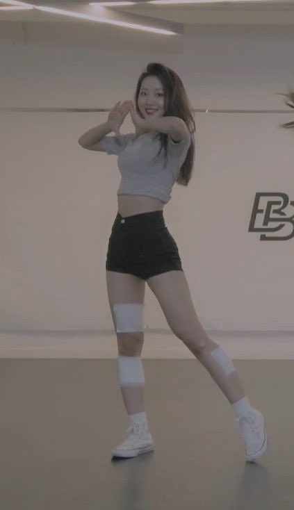 YVESFlLM's tweet image. did someone say 4th gen main dancer ?